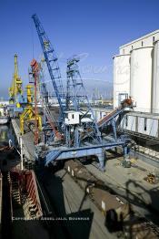 Image du Maroc Professionnelle de  Les Doc Silos au port de Casablanca, des installations modernes aspirant le blé directement dans les cales des navires couvrant 70% des besoins en grains du Maroc. 31 Décembre 2003. (Photo / Abdeljalil Bounhar)